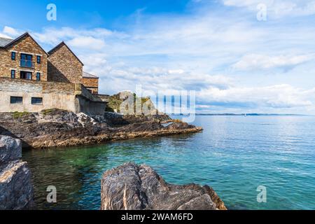 Mevagissey, Cornouailles, Royaume-Uni - 16 août 2023 : Côte de pierre avec des maisons en Cornouailles, Angleterre, Royaume-Uni Banque D'Images