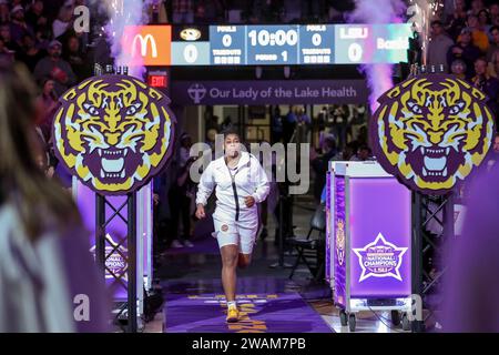 Baton Rouge, LOUISIANE, États-Unis. 04 janvier 2024. Mikaylah Williams (12) de la LSU est présentée à la foule avant le match de basket-ball féminin de la NCAA entre les Tigers du Missouri et les Tigers de la LSU au Pete Maravich Assembly Center à Baton Rouge, EN LOUISIANE. Jonathan Mailhes/CSM/Alamy Live News Banque D'Images