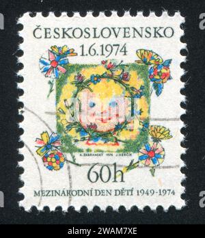 TCHÉCOSLOVAQUIE - CIRCA 1974 : timbre imprimé par la Tchécoslovaquie, montre enfant, circa 1974 Banque D'Images