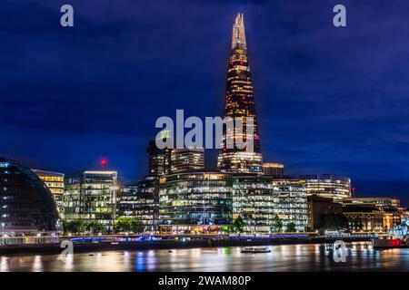 Skyline de Londres par nuit avec grand gratte-ciel, Angleterre, Royaume-Uni Banque D'Images