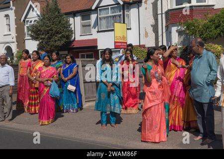 Les femmes hindoues britanniques en robe traditionnelle assistent au festival Hindu Ratha Yatra Rathayatra ou chariot au temple Shree Ghanapathy dans la banlieue de Wimbledon, au sud de Londres Angleterre 7 août 2022 Royaume-Uni HOMER SYKES Banque D'Images