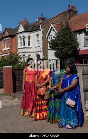 Les femmes britanniques hindoues en tenue traditionnelle assistent au festival Hindu Ratha Yatra Rathayatra ou chariot au temple Shree Ghanapathy dans la banlieue de Wimbledon. Sud de Londres Angleterre 7 août 2022 Royaume-Uni HOMER SYKES Banque D'Images