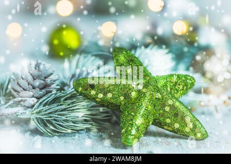 Décoration de Noël avec couleurs vert clair sur fond abstrait, mise au point douce Banque D'Images