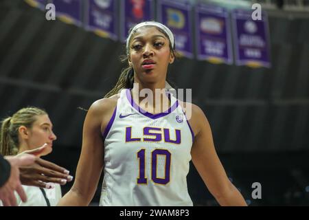 Baton Rouge, LOUISIANE, États-Unis. 04 janvier 2024. Angel Reese (10) de LSU se dirige vers le banc lors du match de basket-ball féminin de la NCAA entre les Tigers du Missouri et les Tigers de la LSU au Pete Maravich Assembly Center à Baton Rouge, LOUISIANE. Jonathan Mailhes/CSM/Alamy Live News Banque D'Images