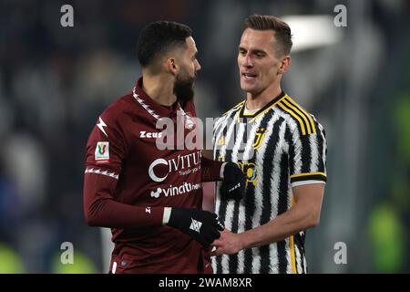 Turin, Italie. 4 janvier 2024. Arkadiusz Milik de la Juventus discute avec Dylan Bronn de Salernitana lors du match de la Coppa Italia à l'Allianz Stadium de Turin. Le crédit photo devrait se lire : Jonathan Moscrop/Sportimage crédit : Sportimage Ltd/Alamy Live News Banque D'Images