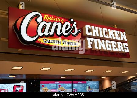 Honolulu, Hawaï - 24 décembre 2023 : signalisation de la chaîne de restauration rapide Cane's Chicken Fingers à l'aire de restauration à Ala Moana Banque D'Images