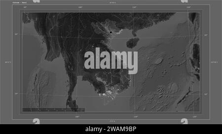 Vietnam mis en évidence sur une carte d'altitude en niveaux de gris avec des lacs et des rivières avec le point de la capitale du pays, la grille cartographique, l'échelle de distance et la carte Banque D'Images