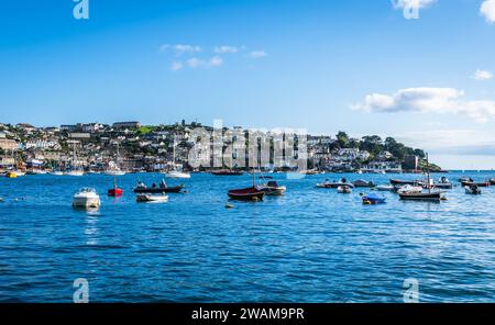 Polruan, Cornouailles, Royaume-Uni - 14 août 2023 : vue de l'autre côté de la rivière Fowey à Polruan, une ville côtière pittoresque de Cornouailles, Angleterre, Royaume-Uni Banque D'Images