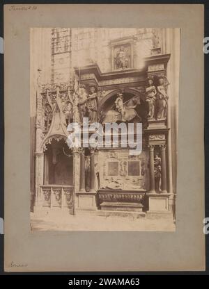 Vue du tombeau de Louis de Breze dans la cathédrale notre-Dame de Rouen, Anonyme, 1850 - 1900 photographie Cathédrale Van Rouen carton. support photographique imprimé albumen intérieur de l'église. Tombe, tombe Cathédrale Van Rouen Banque D'Images