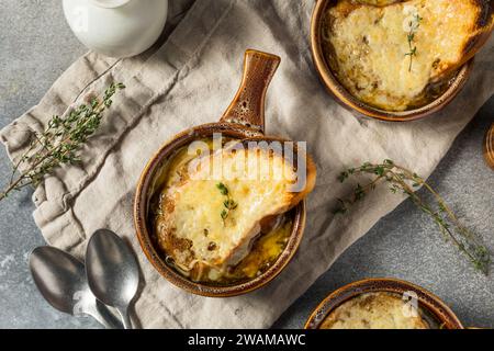 Soupe à l'oignon française maison avec fromage et pain Banque D'Images