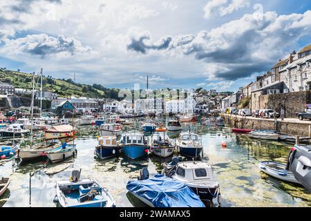 Mevagissey, Cornouailles, Royaume-Uni - 16 août 2023 : le port de Mevagissey sur la côte sud de Cornouailles Banque D'Images