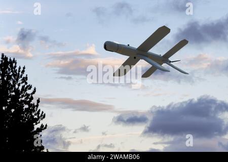 Vue de dessous du drone de combat militaire russe contre les nuages Banque D'Images