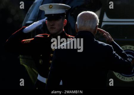 Le président des États-Unis Joe Biden salue un Marine américain alors qu'il embarque sur Marine One sur la pelouse sud de la Maison Blanche le 5 janvier 2024 à Washington, D.C. le président se dirige vers son domicile à Wilmington, Delaware, où il passera le week-end. Copyright : xSamuelxCorumx/xPoolxviaxCNPx/MediaPunchx Banque D'Images