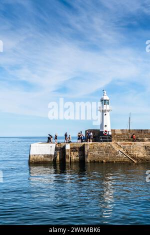 Mevagissey, Cornouailles, Royaume-Uni - 16 août 2023 : le phare de Mevagissey sur la côte sud de Cornouailles Banque D'Images