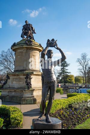 Statue en bronze du prince Hal par Lord Ronald Gower l'une des quatre statues autour de son mémorial Gower de Shakespeare 1888 à Bancroft Gardens, Stratford Banque D'Images