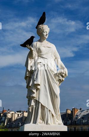 Deux corbeaux perchés sur une statue de marbre la Comédie de Julien Toussaint-Roux dans le jardin des Tuileries, Paris Banque D'Images