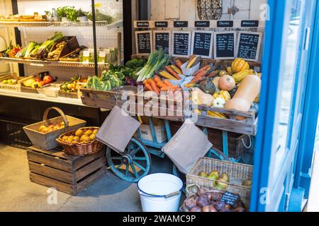 Londres, Royaume-Uni - 20 décembre 2023 légumes frais sur un chariot au marché à vendre Banque D'Images