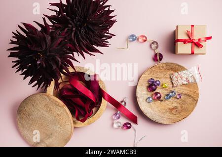 Perles multicolores, rubans de satin dans une boîte pour travaux d'aiguille. Banque D'Images
