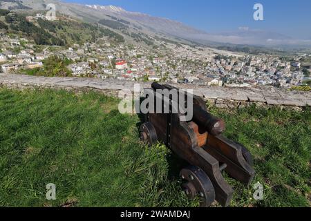 204 Vieux canon rouillé datant de l'époque d'Ali Pacha de Tepelene placé à l'extérieur de la citadelle surplombant la ville ci-dessous. Gjirokaster-Albanie. Banque D'Images