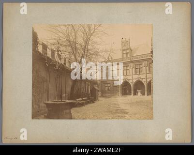 Vue du puits et de l'entrée du musée de Cluny à Paris, Séraphin -Médéric Mieusement, 1850 - 1900 photographie Paris carton. Support photographique impression albumine cour musée Cluny Banque D'Images