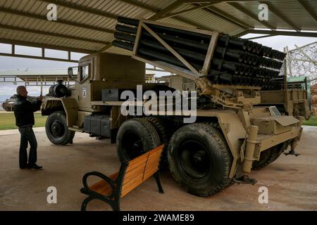 Baalbek, Liban. 05 janvier 2024. Un visiteur prend des images mobiles d'un lanceur de roquettes Grad de 120 mm exposé avec d'autres militaires lourds exposés au "musée jihadiste" pro-iranien du Hezbollah dans la ville de Baalbek. Crédit : Marwan Naamani/dpa/Alamy Live News Banque D'Images