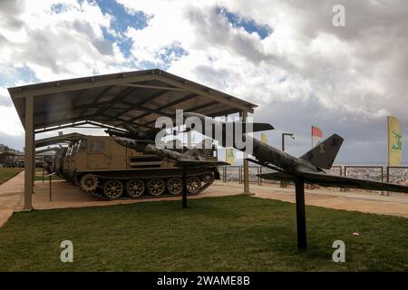 Baalbek, Liban. 05 janvier 2024. Des drones sont exposés aux côtés de l'artillerie lourde exposée au «Musée jihadiste» du parti dans la ville de Baalbek. Crédit : Marwan Naamani/dpa/Alamy Live News Banque D'Images