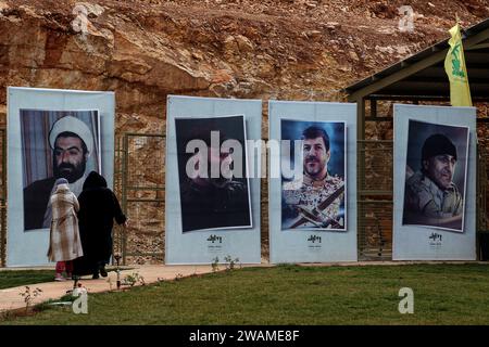 Baalbek, Liban. 05 janvier 2024. Les visiteurs passent devant les photos des dirigeants pro-iraniens assassinés du Hezbollah (G-D), sheikh Rageb Harab, Imad Mognieh, Hassan Lakis et Mustafa badereddine exposées au Musée ·jihadi du parti dans la ville de Baalbek lors d’un discours télévisé de Hassan Nasrallah, secrétaire général du parti. Crédit : Marwan Naamani/dpa/Alamy Live News Banque D'Images