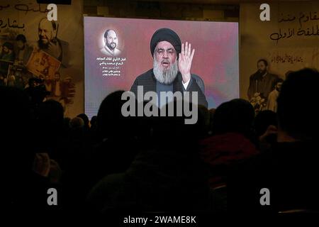 Baalbek, Liban. 05 janvier 2024. Le secrétaire général du Hezbollah pro-iranien Hassan Nasrallah s'adresse à ses partisans dans un discours télévisé dans la ville de Baalbeck. Crédit : Marwan Naamani/dpa/Alamy Live News Banque D'Images