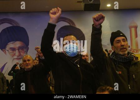 Baalbek, Liban. 05 janvier 2024. Des partisans du Hezbollah pro-iranien chantent des slogans lors d'un discours télévisé de Hassan Nasrallah, secrétaire général du parti dans la ville de Baalbeck. Crédit : Marwan Naamani/dpa/Alamy Live News Banque D'Images