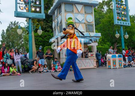 Dingo Dog à Mickey's Soundsational Parade à Disneyland Park à Anaheim, Californie, États-Unis. Banque D'Images