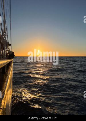 Coucher de soleil sur l'océan Atlantique vu d'un grand voilier Banque D'Images