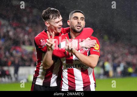 Neal Maupay (à droite) de Brentford célèbre avec Keane Lewis-Potter après avoir marqué le premier but de leur équipe lors du match du troisième tour de la coupe FA Emirates au Gtech Community Stadium de Londres. Date de la photo : Vendredi 5 janvier 2024. Banque D'Images