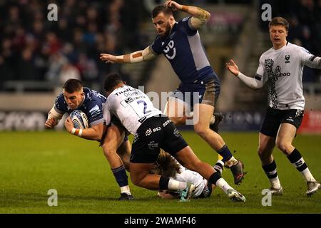 Joseph Carpenter de sale Sharks (à gauche) est attaqué par Gabriel Oghre de Bristol Bears lors du Gallagher Premiership Match au stade AJ Bell de Salford. Date de la photo : Vendredi 5 janvier 2024. Banque D'Images