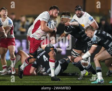 Irne Herbst des Harlequins en action avec Guy Pepper des Newcastle Falcons lors du Gallagher Premiership Match au Kingston Park Stadium, Newcastle upon Tyne. Date de la photo : Vendredi 5 janvier 2024. Banque D'Images