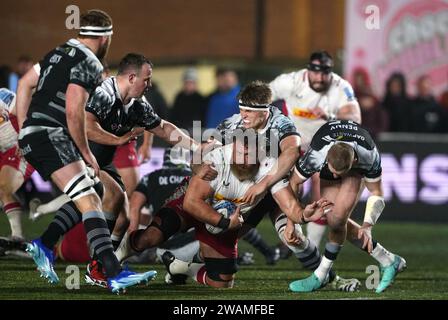Irne Herbst des Harlequins en action avec Guy Pepper des Newcastle Falcons lors du Gallagher Premiership Match au Kingston Park Stadium, Newcastle upon Tyne. Date de la photo : Vendredi 5 janvier 2024. Banque D'Images