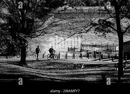 Les cyclistes et les marcheurs profitent d'une chaude après-midi d'automne sur le populaire Virginia Creeper Trail à Abingdon, en Virginie. Banque D'Images