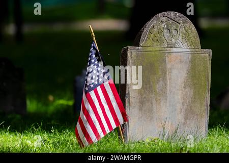 Boston, ma, États-Unis. 16 juillet 2015. Dans l'étreinte sereine du temps, une âme du 18e siècle repose éternellement. Ce site funéraire historique murmure les histoires d'une époque révolue, ses pierres tombales qui tissent des histoires de vies maintenant enterrées paisiblement. (Image de crédit : © Walter G Arce SR Grindstone Medi/ASP) USAGE ÉDITORIAL SEULEMENT! Non destiné à UN USAGE commercial ! Banque D'Images