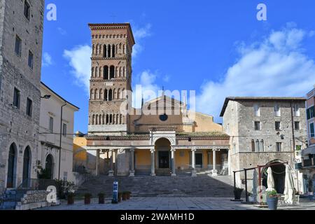 La façade de la cathédrale dans une petite ville du Latium. Banque D'Images