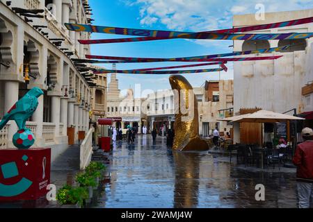 La célèbre sculpture du pouce doré Le Pouce dans les rues mouillées de Souq Waqif à Doha, Qatar Banque D'Images