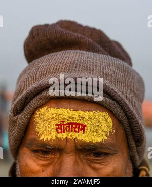 Ayodhya, Inde. 26 décembre 2023. Un dévot avec les noms du Seigneur RAM et de sa femme, la déesse Sita, écrit sur son front, pose pour une photo sur les rives de la rivière Sarayu. L'ancienne ville d'Ayodhya se trouve sur les rives de la rivière Sarayu et est le lieu de naissance du Seigneur RAM et est considérée comme très religieuse. (Photo de Biplov Bhuyan/SOPA Images/Sipa USA) crédit : SIPA USA/Alamy Live News Banque D'Images