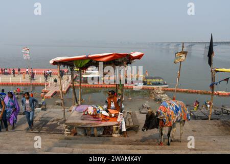 Ayodhya, Inde. 27 décembre 2023. Les gens marchent sur les rives de la rivière Sarayu. L'ancienne ville d'Ayodhya se trouve sur les rives de la rivière Sarayu et est le lieu de naissance du Seigneur RAM et est considérée comme très religieuse. (Photo de Biplov Bhuyan/SOPA Images/Sipa USA) crédit : SIPA USA/Alamy Live News Banque D'Images