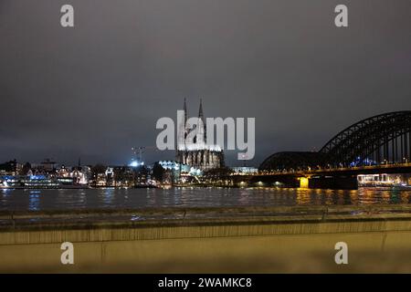 Die Hochwasser Scheitelwelle erreicht Köln am Abend. BEI Pegel 822cm erreicht der Wasserstand des Rheins das Scheitel niveau. Blick vom Rheinboulevard in Deutz auf den Kölner Dom, die Altstadt und die Hohenzollernbrücke. Eine Entspannung ist in Sichtweite 05.01.2024 Köln Deutz NRW Deutschland *** la vague de crêtes d'inondation atteint Cologne dans la soirée à 822 cm, le niveau de l'eau du Rhin atteint le niveau de crête vue depuis le boulevard du Rhin à Deutz de la cathédrale de Cologne, la vieille ville et le pont Hohenzollern un assouplissement est en vue 05 01 2024 Cologne Deutz NRW Allemagne Banque D'Images