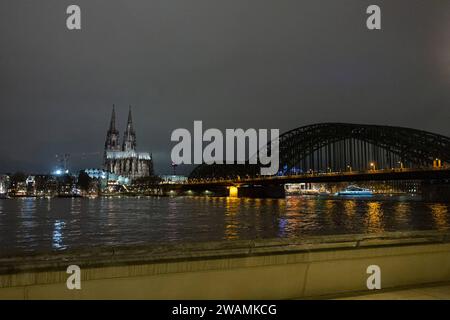 Die Hochwasser Scheitelwelle erreicht Köln am Abend. BEI Pegel 822cm erreicht der Wasserstand des Rheins das Scheitel niveau. Blick vom Rheinboulevard in Deutz auf den Kölner Dom, die Altstadt und die Hohenzollernbrücke. Eine Entspannung ist in Sichtweite 05.01.2024 Köln Deutz NRW Deutschland *** la vague de crêtes d'inondation atteint Cologne dans la soirée à 822 cm, le niveau de l'eau du Rhin atteint le niveau de crête vue depuis le boulevard du Rhin à Deutz de la cathédrale de Cologne, la vieille ville et le pont Hohenzollern un assouplissement est en vue 05 01 2024 Cologne Deutz NRW Allemagne Banque D'Images