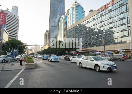 SHENZHEN, CHINE - 21 NOVEMBRE 2019 : vue au niveau de la rue de Shenzhen. Banque D'Images