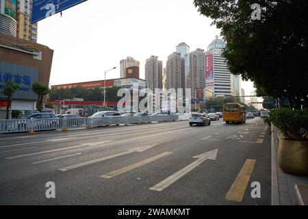 SHENZHEN, CHINE - 21 NOVEMBRE 2019 : vue au niveau de la rue de Shenzhen. Banque D'Images