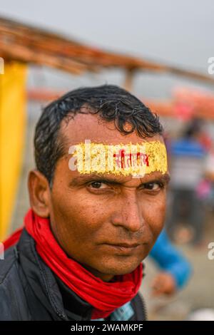 Ayodhya, Inde. 26 décembre 2023. Un dévot avec les noms du Seigneur RAM et de sa femme, la déesse Sita, écrit sur son front, pose pour une photo sur les rives de la rivière Sarayu. L'ancienne ville d'Ayodhya se trouve sur les rives de la rivière Sarayu et est le lieu de naissance du Seigneur RAM et est considérée comme très religieuse. (Image de crédit : © Biplov Bhuyan/SOPA Images via ZUMA Press Wire) USAGE ÉDITORIAL SEULEMENT! Non destiné à UN USAGE commercial ! Banque D'Images