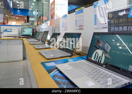 SHENZHEN, CHINE - 21 NOVEMBRE 2019 : marchandises exposées en magasin à Shenzhen. Banque D'Images