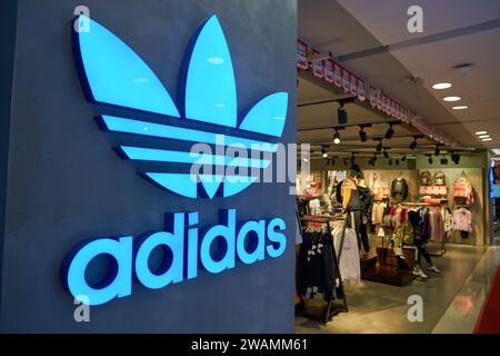 SHENZHEN, CHINE - 21 NOVEMBRE 2019 : gros plan du panneau Adidas vu à l'intérieur du centre commercial Maoye à Shenzhen. Banque D'Images