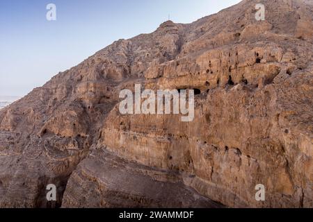 L'ancien monastère sur le Mont de la tentation, un ancien sanctuaire chrétien biblique à Jéricho en Cisjordanie, Palestine. Banque D'Images