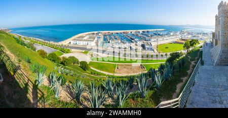 Panorama du port de pêcheurs, marina et jardins, depuis le belvédère et la passerelle dans la porte Bab Bhar, dans la kasbah dans la médina de Tanger, Maroc Banque D'Images